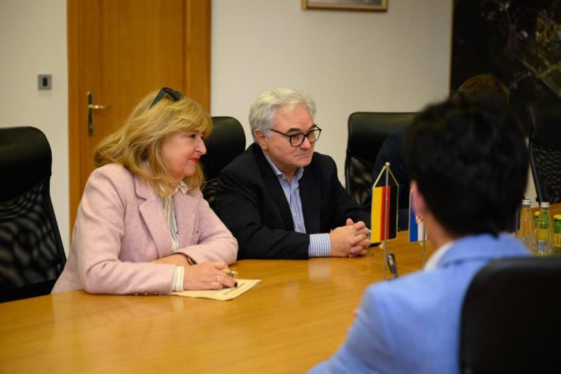Veleposlanik SR Njemačke Alfred Grannas sjedí za stolom tijekom službenog posjeta