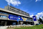 Moderna zgrada javne emisijske kuće BHRT sa plavim signažom i logotipom na fasadi