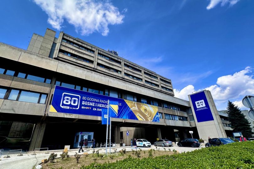 Moderna zgrada javne emisijske kuće BHRT sa plavim signažom i logotipom na fasadi