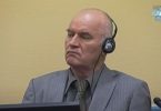 Muškarac sa slušalicama za simultani prijevod tijekom sudskog ročišta