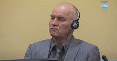 Muškarac sa slušalicama za simultani prijevod tijekom sudskog ročišta