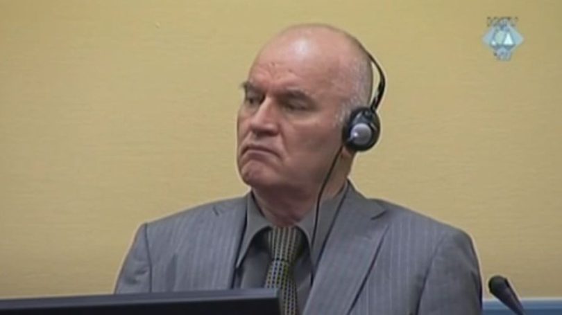 Muškarac sa slušalicama za simultani prijevod tijekom sudskog ročišta