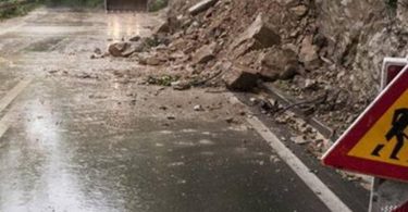 Deonica ceste blokirana odroni stijene i upozorenja znakovi, teška vremenska stanja