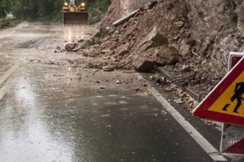 Deonica ceste blokirana odroni stijene i upozorenja znakovi, teška vremenska stanja