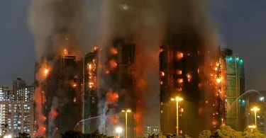 Veliki požar s plamenom i dimom koji je zahvatio višestambene tornjevne tokom noći u Hong Kongu
