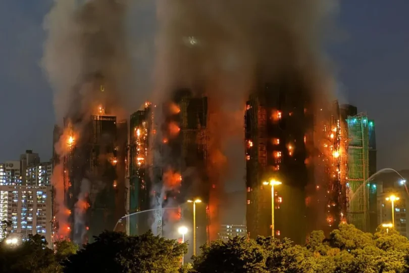 Veliki požar s plamenom i dimom koji je zahvatio višestambene tornjevne tokom noći u Hong Kongu