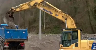 Bageri i kamioni čiste i uklanjaju materijal sa puta nakon bujičnih poplava
