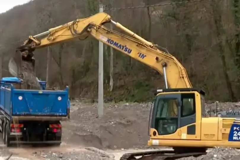 Bageri i kamioni čiste i uklanjaju materijal sa puta nakon bujičnih poplava