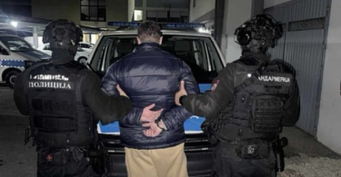 Policijski službenici vode uhićenu osobu prema vozilu tijekom operacije