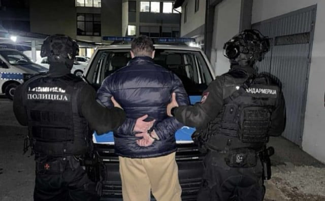 Policijski službenici vode uhićenu osobu prema vozilu tijekom operacije