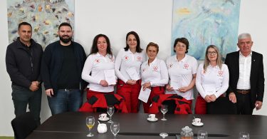 Grupa njegujućeg osoblja i koordinatora programa kućne njege pozira za fotografiju