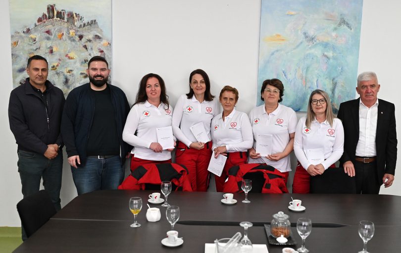 Grupa njegujućeg osoblja i koordinatora programa kućne njege pozira za fotografiju