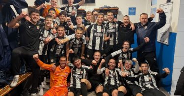 Mladi igrači HŠK Posušja poziraju sa trofejom nakon savršene polusezone s 16 pobjeda