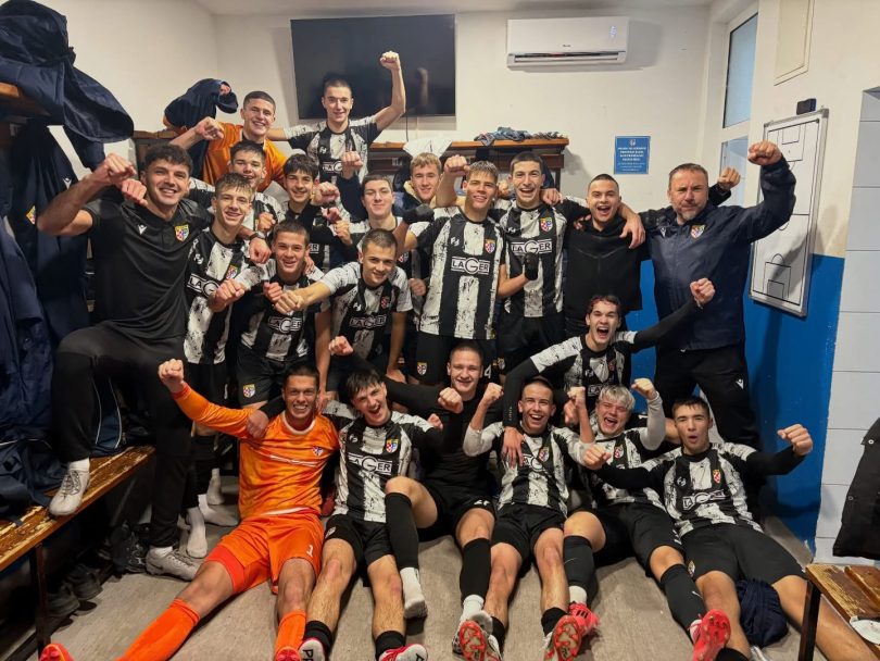 Mladi igrači HŠK Posušja poziraju sa trofejom nakon savršene polusezone s 16 pobjeda