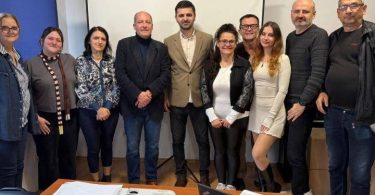 Grupa ljudi pozi za zajedničku fotografiju u затвореном prostoru tijekom radionice