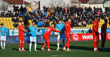 Fudbaleri HŠK Posušja i FK Velež u centru terena prije meča na stadionu Mokri Doc