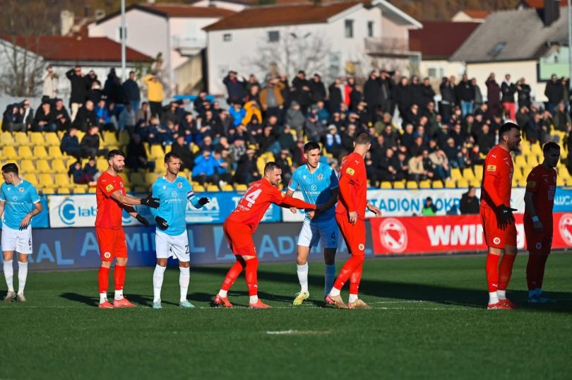 Fudbaleri HŠK Posušja i FK Velež u centru terena prije meča na stadionu Mokri Doc