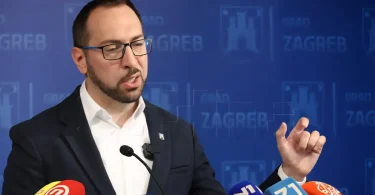 Službenik na konferenciji za medije govori o odluci vezanoj uz koncert