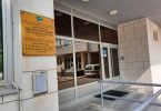 Ulazna vrata zgrade tužilaštva s prozorima i informativnom tablom