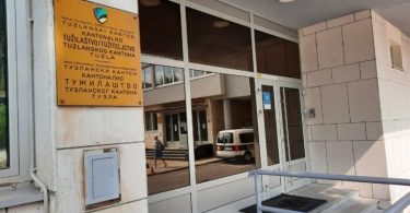 Ulazna vrata zgrade tužilaštva s prozorima i informativnom tablom