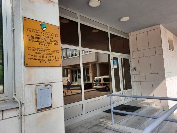 Ulazna vrata zgrade tužilaštva s prozorima i informativnom tablom