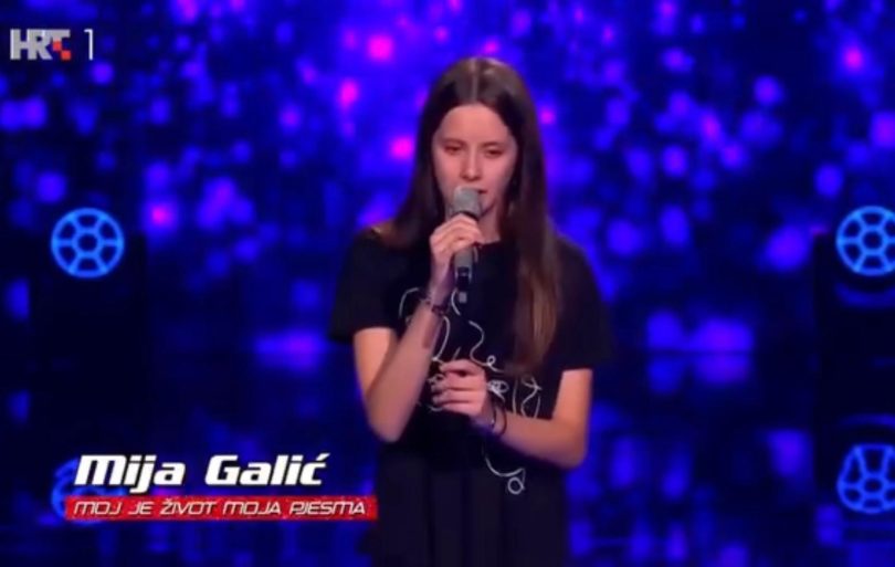 Mlada djevojka pjeva u mikrofon tijekom emisije The Voice Kids Hrvatska