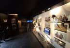 Unutrašnjost spomen sobe s fotografijama, dokumentima i memorabilijama na zidovima
