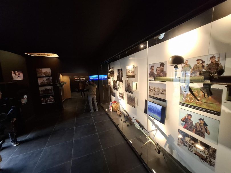 Unutrašnjost spomen sobe s fotografijama, dokumentima i memorabilijama na zidovima