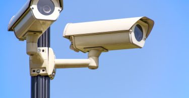 Dvije profesionalne sigurnosne kamere za video nadzor montirane na stupcu
