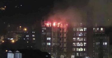 Noćni požar u višestambenoj zgradi s intenzivnom vatrom i dimom