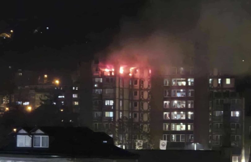 Noćni požar u višestambenoj zgradi s intenzivnom vatrom i dimom
