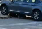 Plavi automobil zapeo na prometnim čepovima na ulici u Mostaru