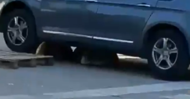 Plavi automobil zapeo na prometnim čepovima na ulici u Mostaru