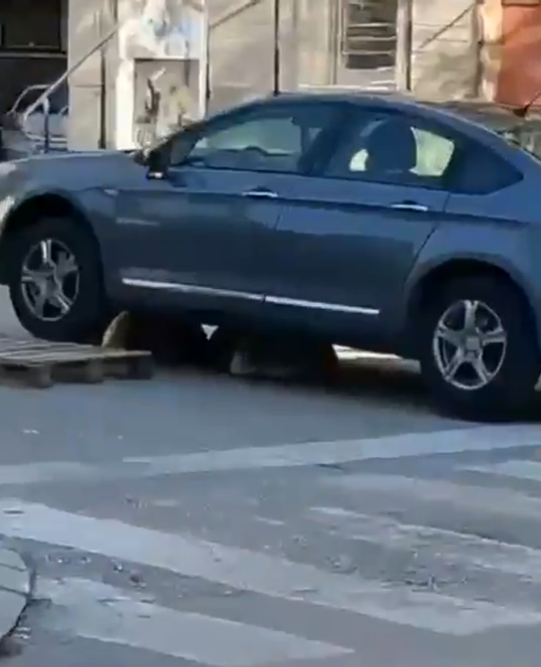 Plavi automobil zapeo na prometnim čepovima na ulici u Mostaru