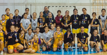 Ženska košarkaška ekipa Posušja s trenerima i medalja na pobjedničkom postolju