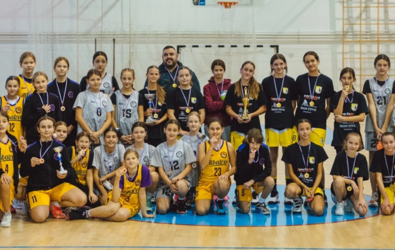 Ženska košarkaška ekipa Posušja s trenerima i medalja na pobjedničkom postolju