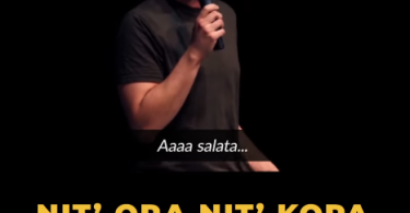 Komičar Ante Travizi sa mikrofonom tijekom stand-up performanse, tekst 'Aaaa salata...' ispod slike