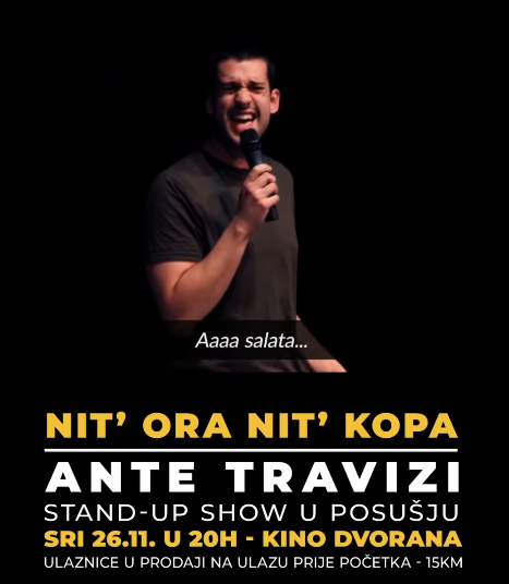 Komičar Ante Travizi sa mikrofonom tijekom stand-up performanse, tekst 'Aaaa salata...' ispod slike
