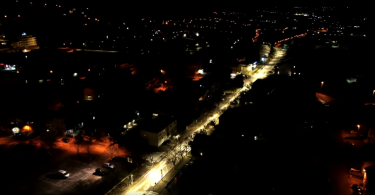 Pogled iz zraka na освjetljene ulice Posušja noću s novim sustavom javne rasvjete