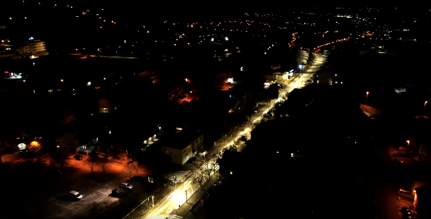 Pogled iz zraka na освjetljene ulice Posušja noću s novim sustavom javne rasvjete