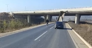 Kamion s podignutom prikolicom udario u betonski nadvožnjak na autocesti