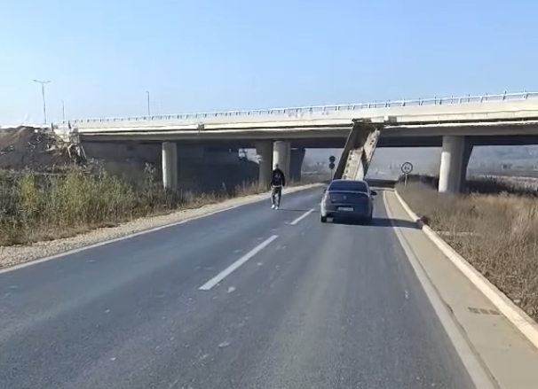 Kamion s podignutom prikolicom udario u betonski nadvožnjak na autocesti