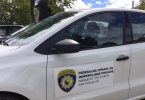 Bijelo vozilo Porezne uprave FBiH s logom na strani