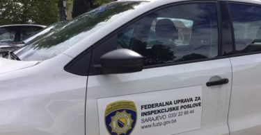 Bijelo vozilo Porezne uprave FBiH s logom na strani