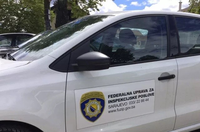 Bijelo vozilo Porezne uprave FBiH s logom na strani