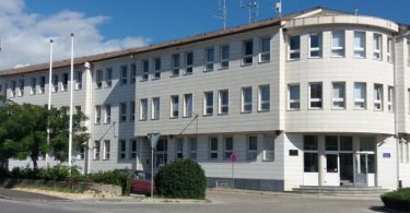 Građevina općinskog suda s bijelom fasadom i više etaža