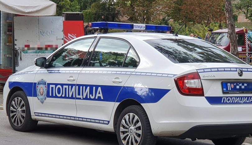 Bijelo-plavi policijski automobil sa signalizacijom i natpisom Policija