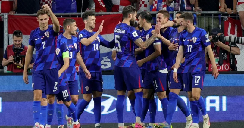 Nogometaši hrvatske reprezentacije u plavim dresovima okupljeni u krugu prije utakmice