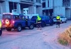 Vozila i timovi za uklanjanje bombe parkirani na cesti tijekom operacije