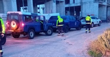 Vozila i timovi za uklanjanje bombe parkirani na cesti tijekom operacije